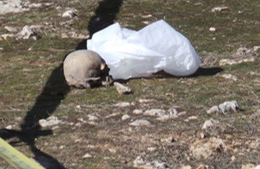 Esrarengiz kafatası ve kemik parçaları bulundu