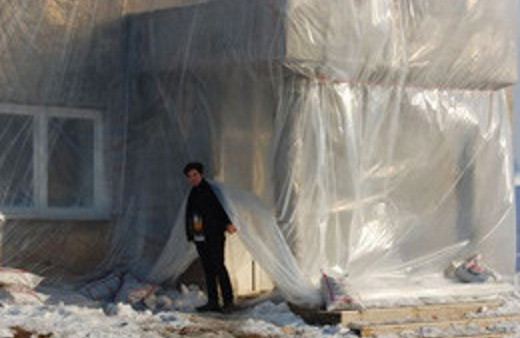 Çaresiz kalınca apartmanı böyle paketledi