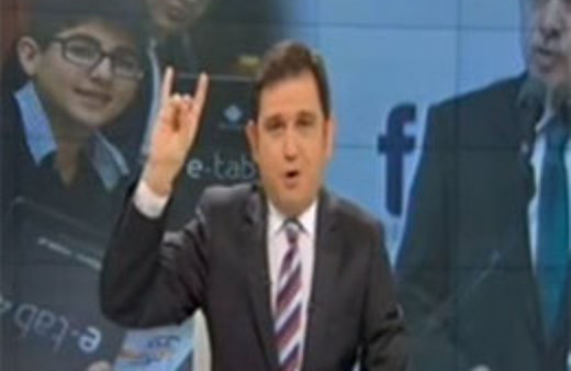 Fatih Portakal'dan bozkurt işareti