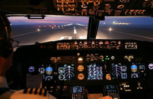 Uçağın yakıtı biten pilot ile kulenin konuşması