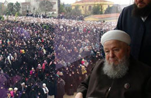 Mahmud Efendi'nin evinin önünde izdiham