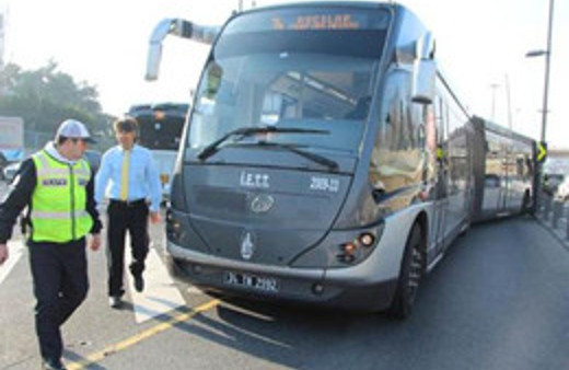 Metrobüs'ün lastiği patlayınca bakın ne oldu?