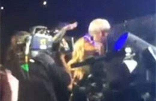 Miley Cyrus bu kez hayranı ile öpüştü!