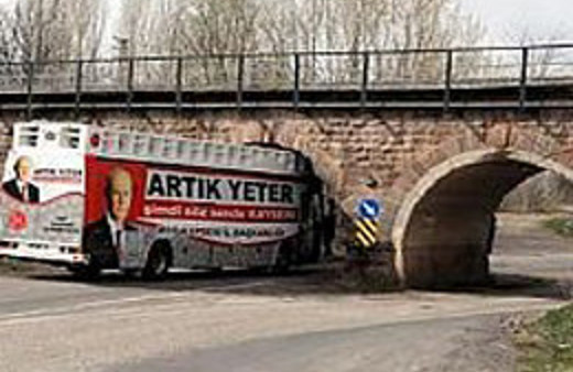 Kızgın MHP otobüsü tünele kafa attı!