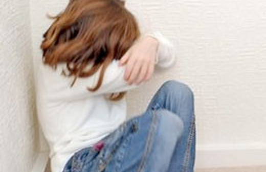 Cinsel organını gösterip öpmesini...