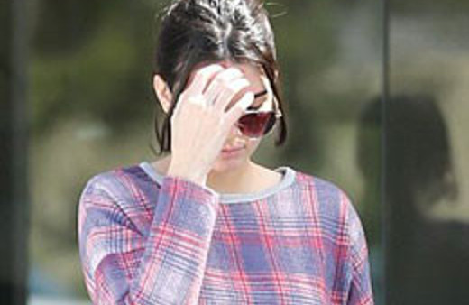 Ünlü güzelin yırtık kotu dikkat çekti!