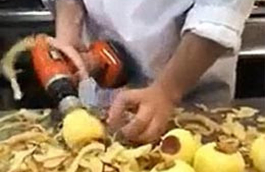 Şefin elma soyma taktiği tık rekoruna koşuyor!