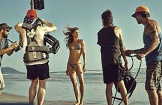 Ünlü model H&amp;M çekimlerinde göz kamaştırdı!