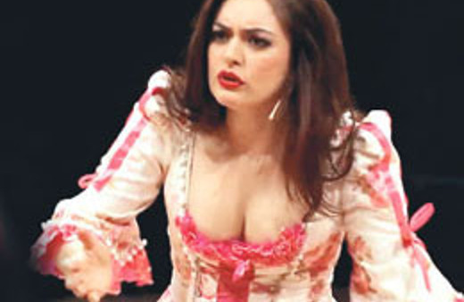 Ezgi Mola'nın dekoltesine şok sansür TIKLA