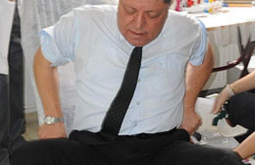 Emniyet Müdürü kan verirken sedye kırıldı