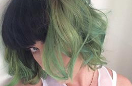 Ünlü şarkıcının saç rengine bir bakın