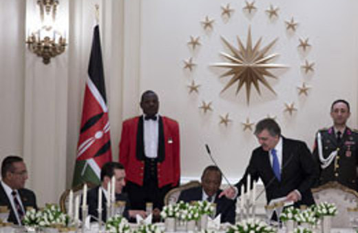 Gül'ün masasına oturan iki Cemaatçi