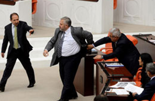 Meclis'te gerginlik! Ak Parti'li vekili tutmasalardı...