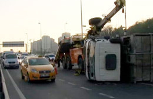 Çöp kamyonu devrildi İstanbul trafiği felç oldu