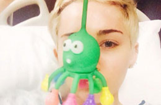 Ünlü şarkıcı neden hastanelik oldu?