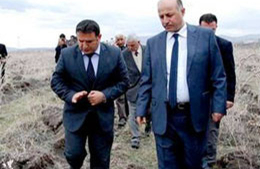 Vali şoke oldu! Eee fidanlar nerede?