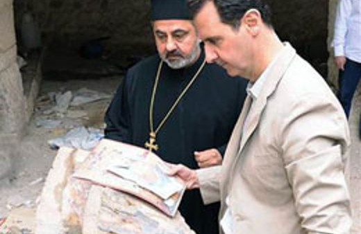 Esad Hıristiyan kasabasında poz verdi!