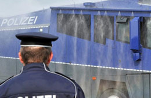 33 tonluk TOMA'ya tenis topu şoku!