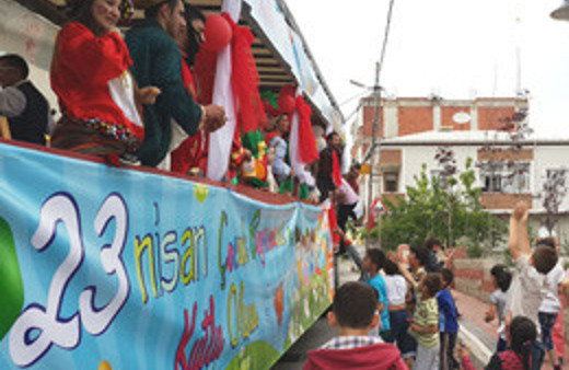 Şenlik TIR'ı, Tuzlalı Çocuklarla Buluştu