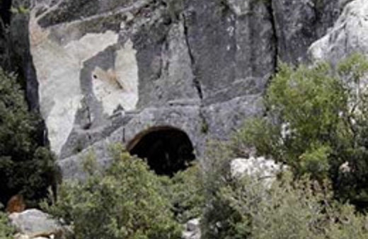 12 bin yıllık mezarı dinamitle patlattılar