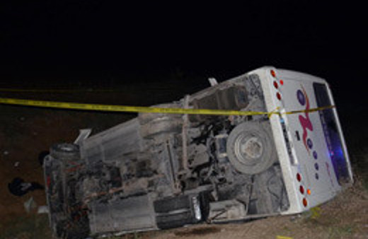 Öğrencileri taşıyan midibüs devrildi