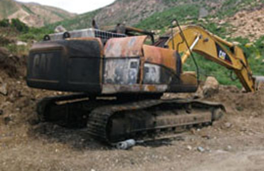 PKK'lılar yine iş makinelerini yaktı!