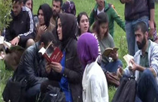 Üniversitede kitap okuyan öğrencilere saldırı!