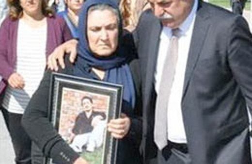 Ölen oğlunun adını vücuduna kazıdı!