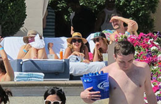 Ünlü oyuncu doğum günü partisinde yakalandı!