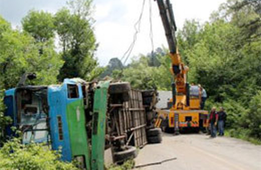 Madenci minibüsü TIR'la çarpıştı!