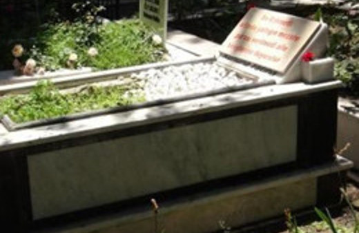 Mezar taşının parasını alamayınca bakın ne yaptı