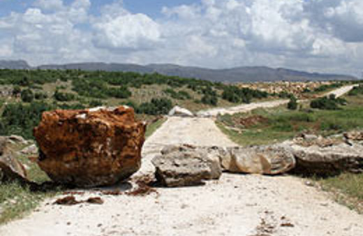 PKK yanlıları köy yollarını kapatıyor!