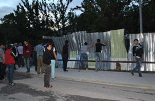 Ağaçlar kesilince mahalleli sokağa indi