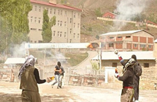 PKK yandaşları askeri kışlaya saldırdı!