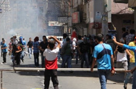 Diyarbakır'da Türk bayrağını indirdiler