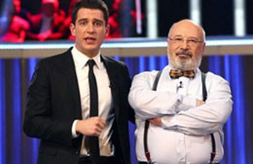 O ekranda yarışma sunarken evinde...