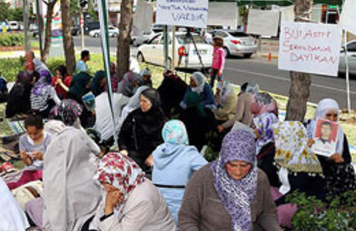 Oturma eylemi yapan ailelerin  çaresizliği