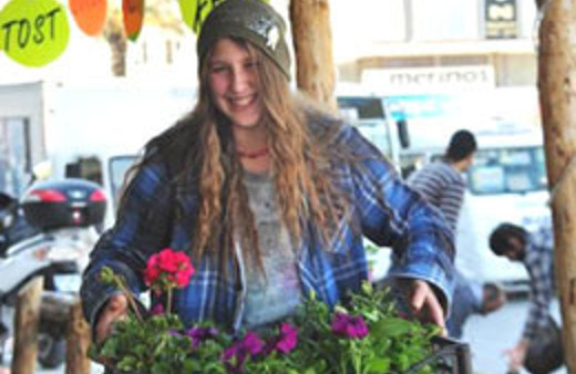 Kırmızı fularlı kız ölümden dönmüş!