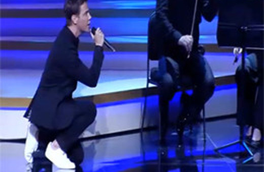 Ebru Şallı Sinan Akçıl'a diz çöktürdü