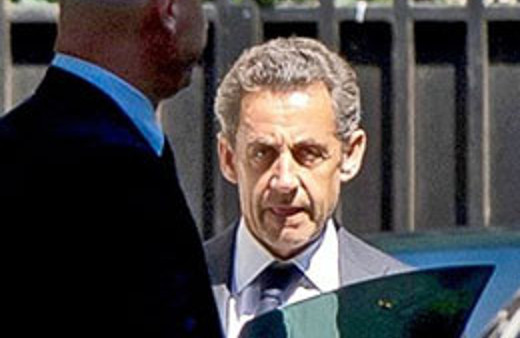  Sarkozy gözaltına alınınca şok olmuş