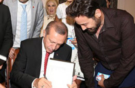 Metin Arolat attığı oyun fotosunu paylaştı!