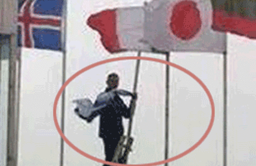 İsrail bayrağını gönderden indirdi