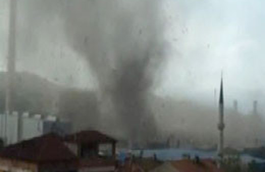 Kocaeli'de hortum çatıları böyle uçurdu!