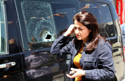 Van'da AK Partili vekile taşlı saldırı