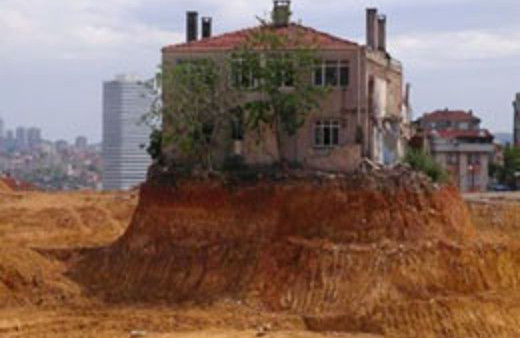 O ev bugün yerle bir oldu!