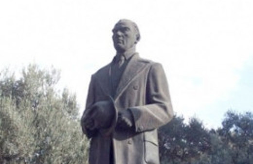 Atatürk büstüne 'Senden alacağım var' diye saldırdı