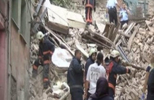 İstanbul'da 4 katlı bina çöktü