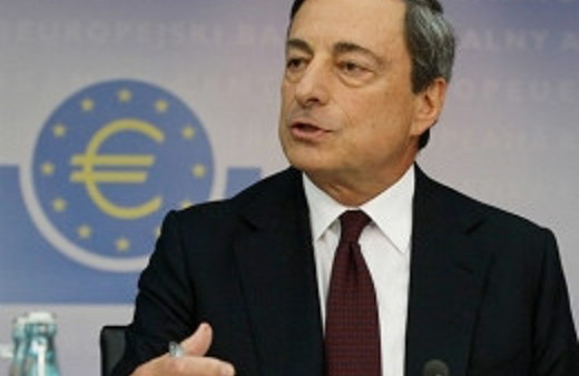 Masaya zıplayan eylemciden 'iç çamaşırı' tepkisi