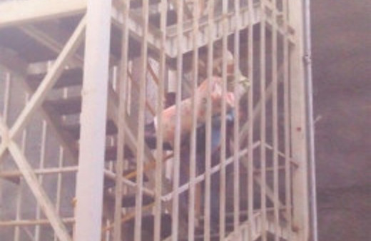 Yatakları sırtlarında inşaattan kaçtılar!