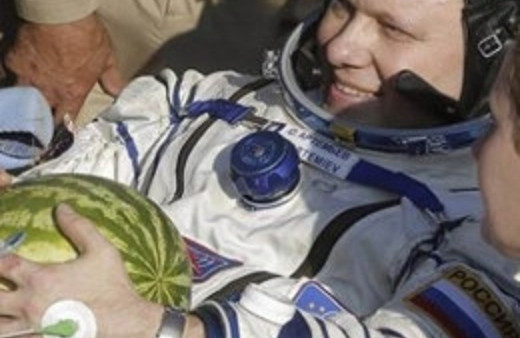 Rus kozmonot dünyaya indi ilk ne istedi?